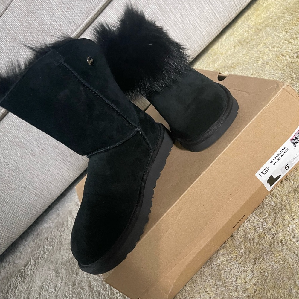 Womens Uggs - image 4